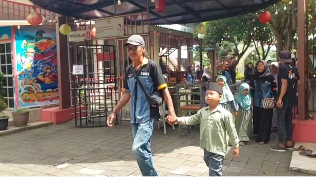 SKB berbagi dengan anak yatim